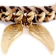 Ettika - Geflochtenes, leopardenfarbiges Baumwollbänder-Armband mit Flügel in Gelbgold