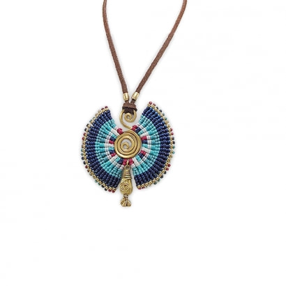 Halskette mit hellblauen und blauen Perlen und goldener Metallspirale
