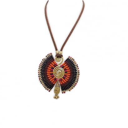 Halskette mit orangen Perlen und goldener Metallspirale