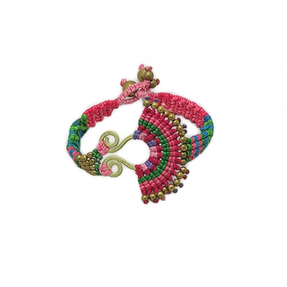 Armband im Ethniklook mit rosafarbenen Perlen und goldenen Metallfäden