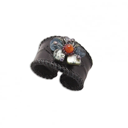 Braune Lederbandarmbandspange mit Blumenornament aus weißen Perlmutt und kleinen granatroten Perlen