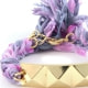 Ettika - Geflochtenes, violettes Baumwollbänder-Armband mit Pyramide in Gelbgold